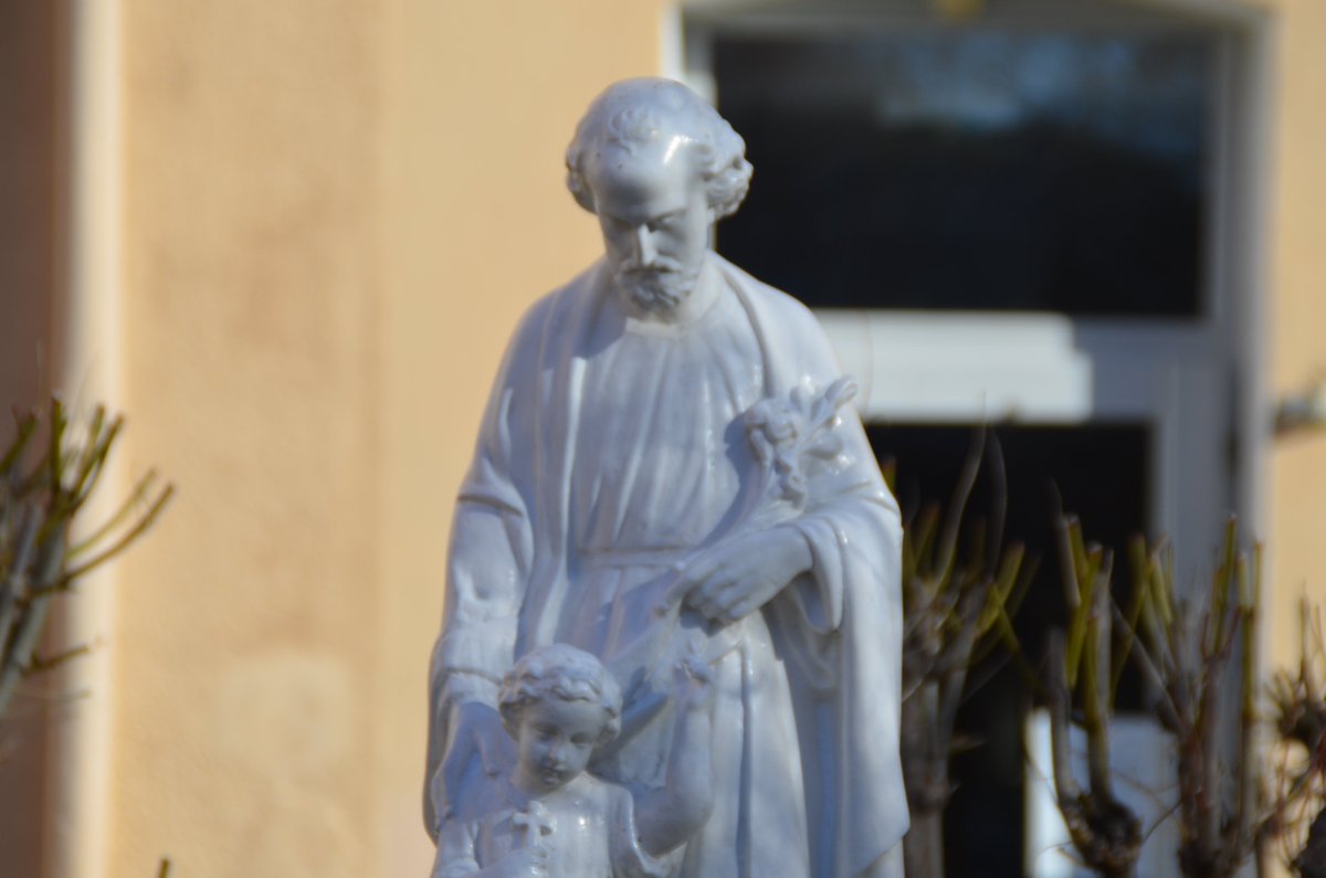 Extrait des manuscrits : « St Joseph a apparu à Benoîte six fois, luy disant de prendre bien patience en gardant son troupeau, de le bien suivre sans se fascher » 
St Joseph, apprends-nous la patience dans notre travail.