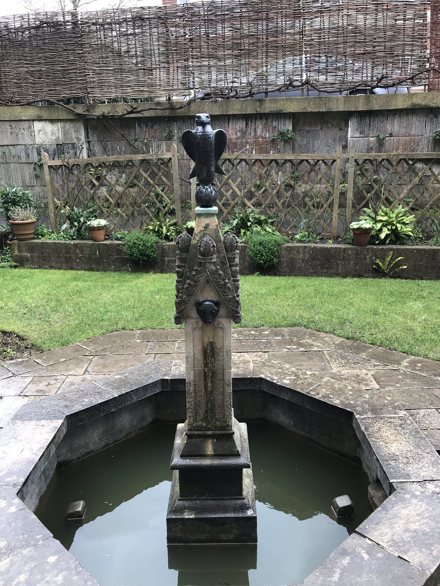 JYparadoxchild's tweet photo. Amazing garden #windchester #kingArthur #court #english #history #garden https://t.co/lBx8V72wN4