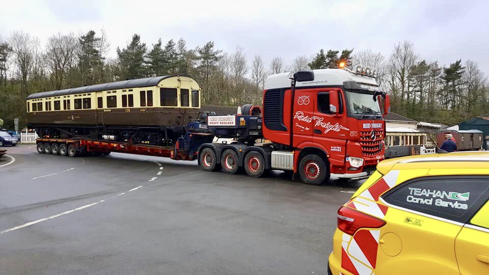 abnormal_loads's tweet photo. Escorting a railway coach from the M5 into the @southdevonrly at #Buckfastleigh today. #AbnormalLoad https://t.co/HLIhrRM5H6