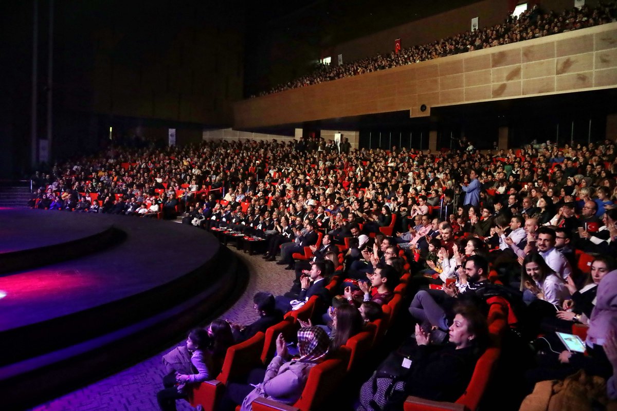 Çanakkale Zaferin'in yıl dönümü etkinlikleri çerçevesinde Üniversitemiz TMDK tarafından düzenlenen ‘Türkülerle #canakkalezaferi' konserini <a href="/gaunmavera/">Gaün Mâvera</a> ’yı dolduran binlerce kişi tarafından beğeniyle izlendi.

habermerkezi.gantep.edu.tr/?p=51929