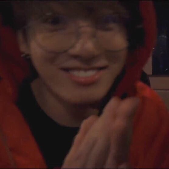 sofquy's tweet image. и так..
так как у меня нету друзей, я одна веселилась в маленьком зале в школе.
я прыгала, лежала на диване и потом заметила,
что там стоят камеры.
за то теперь все учителя знают, что я бабуин.