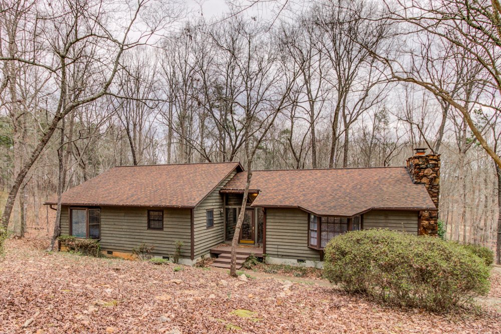ClemsonLiving's tweet photo. Our ⭐️NEWEST LISTING⭐️!

A 3 bed, 2 bathroom home on wooded 1.86 acres in Seneca, SC!

Minutes from Clemson University. 👏

No joke, it's available April 1st! 😂👌

See bio or https://t.co/sPZhBRb3OS for more info! https://t.co/aD8KhXMEVS