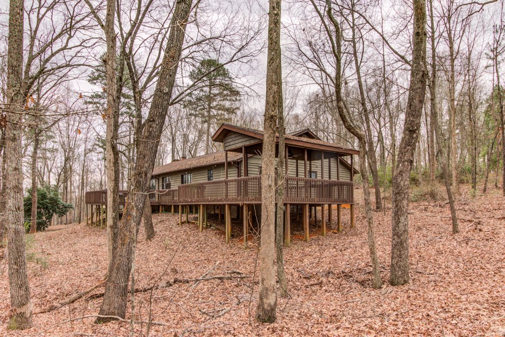 ClemsonLiving's tweet photo. Our ⭐️NEWEST LISTING⭐️!

A 3 bed, 2 bathroom home on wooded 1.86 acres in Seneca, SC!

Minutes from Clemson University. 👏

No joke, it's available April 1st! 😂👌

See bio or https://t.co/sPZhBRb3OS for more info! https://t.co/aD8KhXMEVS