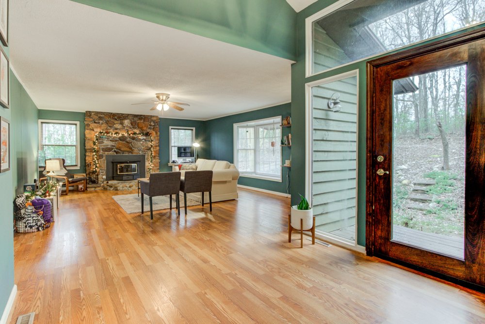 ClemsonLiving's tweet photo. Our ⭐️NEWEST LISTING⭐️!

A 3 bed, 2 bathroom home on wooded 1.86 acres in Seneca, SC!

Minutes from Clemson University. 👏

No joke, it's available April 1st! 😂👌

See bio or https://t.co/sPZhBRb3OS for more info! https://t.co/aD8KhXMEVS