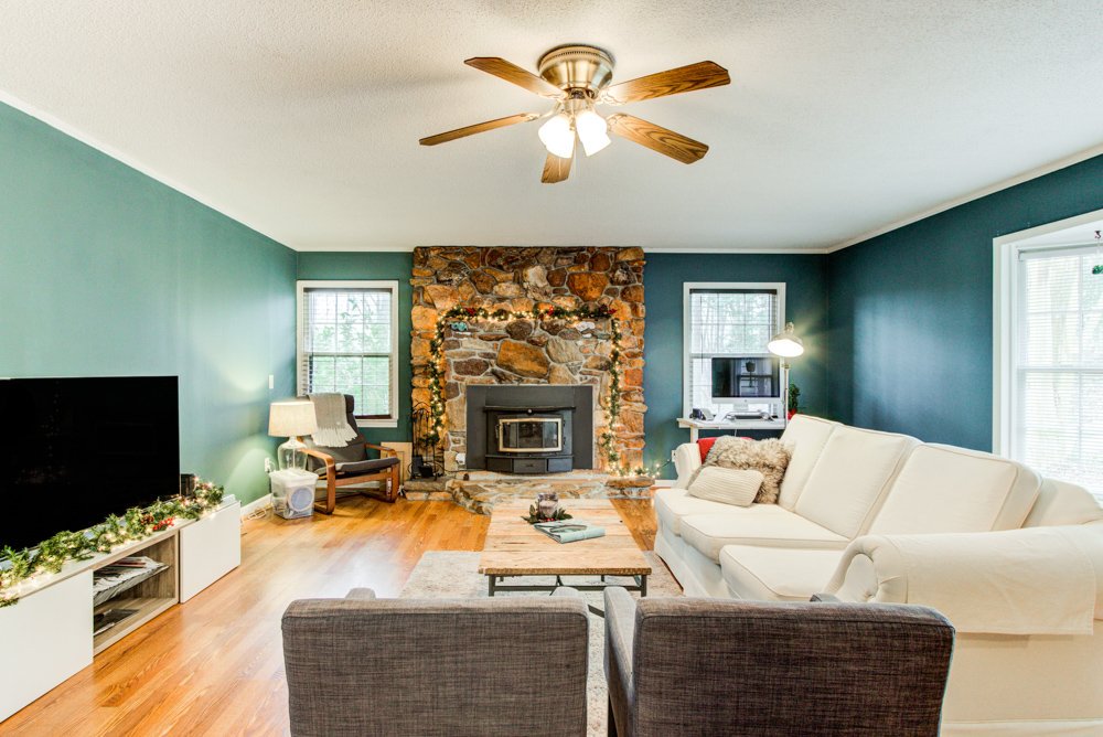 ClemsonLiving's tweet photo. Our ⭐️NEWEST LISTING⭐️!

A 3 bed, 2 bathroom home on wooded 1.86 acres in Seneca, SC!

Minutes from Clemson University. 👏

No joke, it's available April 1st! 😂👌

See bio or https://t.co/sPZhBRb3OS for more info! https://t.co/aD8KhXMEVS