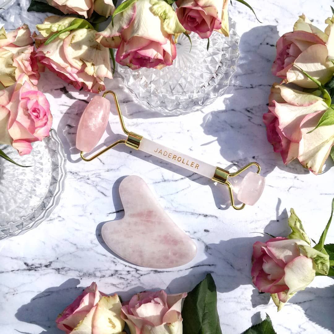 jaderollerfr's tweet photo. Débutons la semaine en douceur avec notre Roller &amp; Gua Sha en quartz rose, pierre de l'amour inconditionnelle et de la paix. 💖 #JadeRollerFR #JadeRoller #RouleauDeJade #GuaSha #Lithotherapie #QuartzRose #PierresSemiPrecieuses #PierresFines #RoutineBeaute #RoutineVisage #Soin https://t.co/PmDE9xT8vO