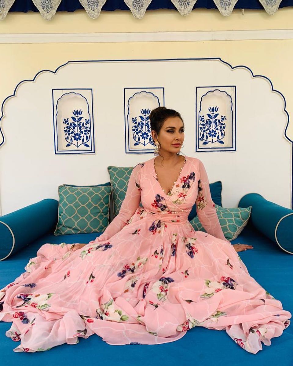 Aza_Fashions's tweet photo. #lisaraniray looks like a summer dream in #MahimaMahajan's floral printed kurta in a soft pink tone.
Find the designer's collection at the Aza stores and online here at https://t.co/aDwtmhtQmH.
#aza #azafashions #celebrity #celebritystyle #shopnow #shoponline https://t.co/Vel1VzmtNt