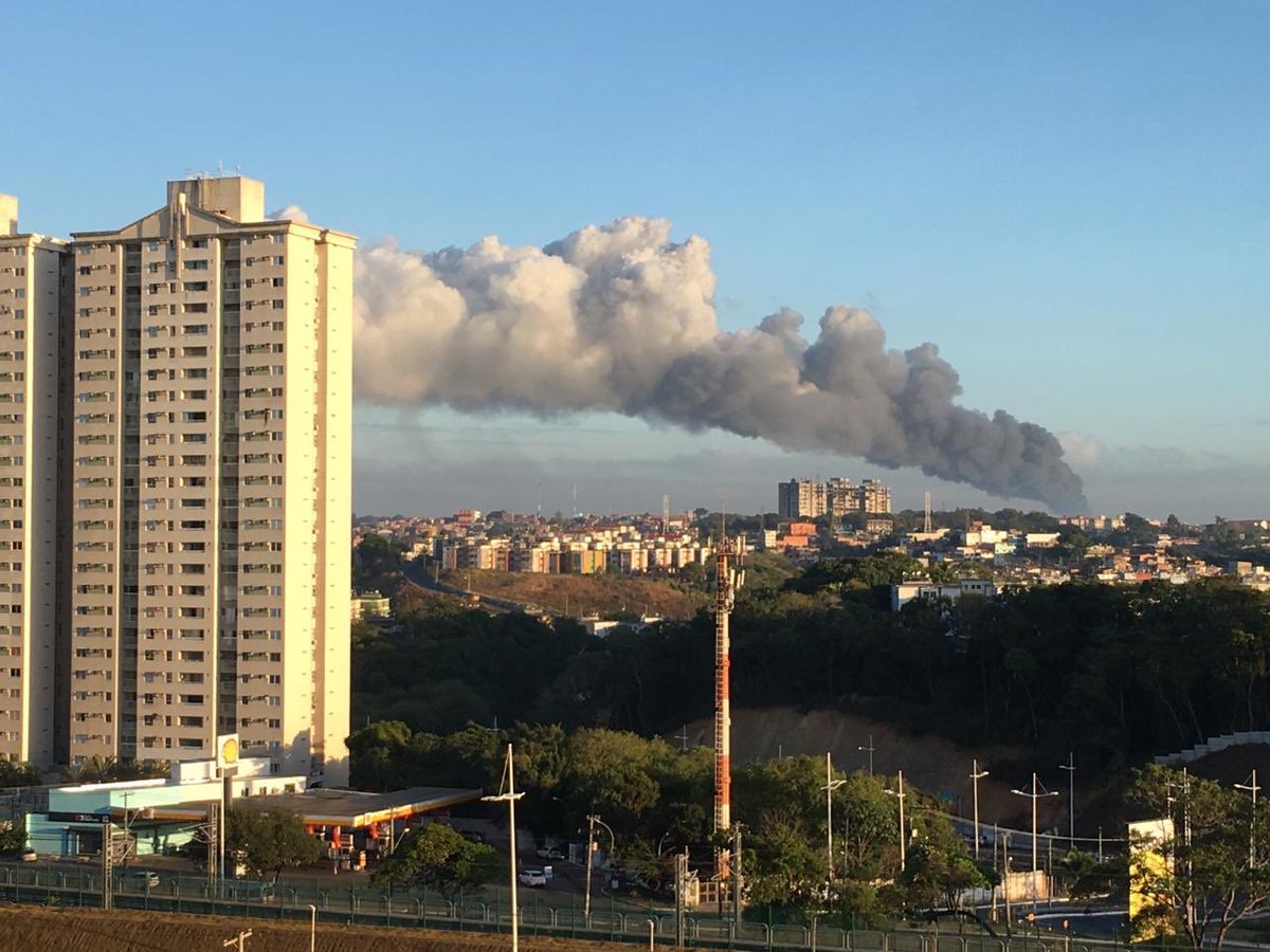 BIGTOURINHO's tweet photo. Incêndio em fábrica de colchões no bairro de Valéria. #incendio #valeria #grandesalvador https://t.co/qrBobK1HZl