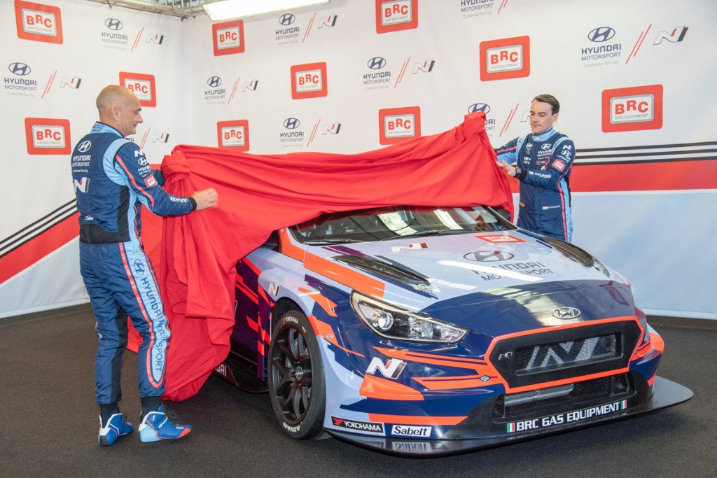 motorpuntoes's tweet photo. #WTCR | BRC Racing y Hyundai, listos para luchar por el WTCR 2019
https://t.co/J5rKQzAKRZ
#TCR #BRCRacing #Hyundai #Tarquini #Michelisz #Farfus #Catsburg #Lukoil @BRCGasEquipment @HMSGOfficial @Lukoil @FIA_WTCR https://t.co/94Bm4Zwy66