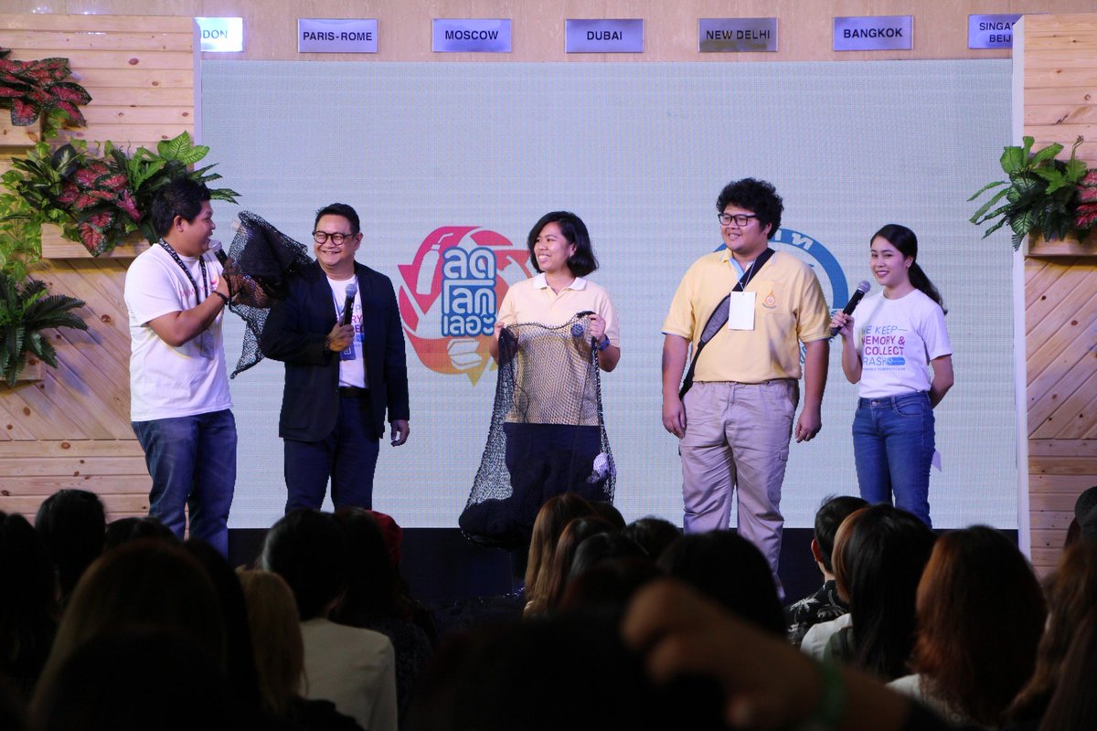 go2Thailand's tweet photo. ผู้ว่าการ ททท. มอบโล่ขอบคุณกลุ่มแฟนคลับเป๊ก ผลิตโชค ที่ร่วมกันลดโลกเลอะ โดยมีเป๊ก ผลิตโชค เป็นตัวแทนรับมอบ ในบรรยากาศอบอุ่นเป็นกันเอง และปิดท้ายด้วยความสนุกสนานกับมินิคอนเสิร์ตสุดครื้นเครง 😍

#ลดโลกเลอะกับผลิต
#เป๊กผลิตโชค
#PeckPalitchoke https://t.co/LbnukxmUqU