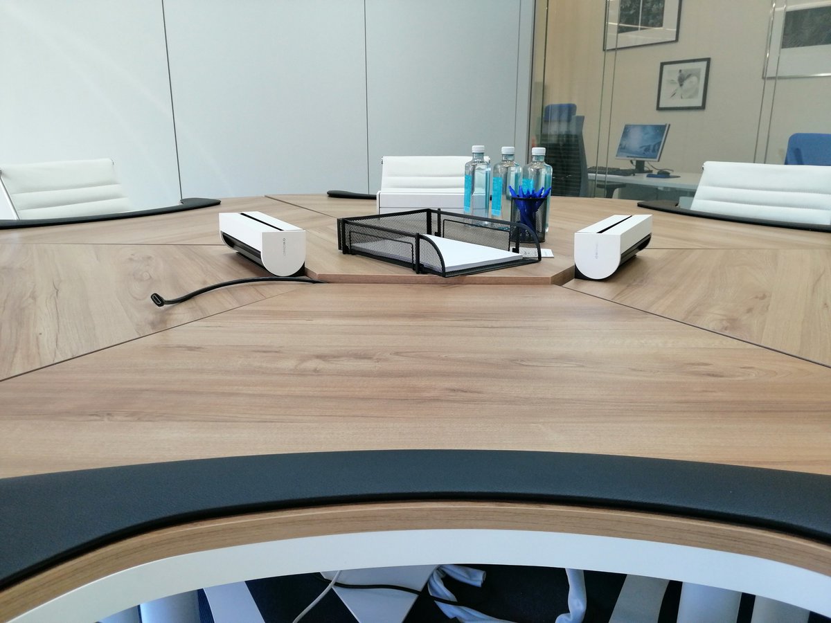 The user is the center of the Ergon Desk, surrounded 180º by the desktop, which allows resting the forearms on the working space. The integrated ergo-cushion offers a soft surface that guarantees confort after long hours of use. #ergonize
bit.ly/2R9ek8U