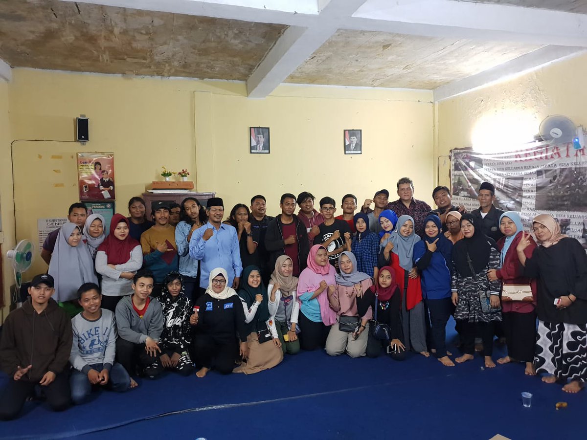 Yang ini, pada saat sosialisasi di Kecamatan Pancoranmas, Depok bersama sahabat saya Erwin Idris.

Anak-anak muda di dlm foto ini keren, mereka ingin membuat unit usaha mandiri dalam bidang Digital Media.
Saya dukung!👍

#latepost
#Sosialisasi 
#CalegDepokBekasi 
#DemokratS14P