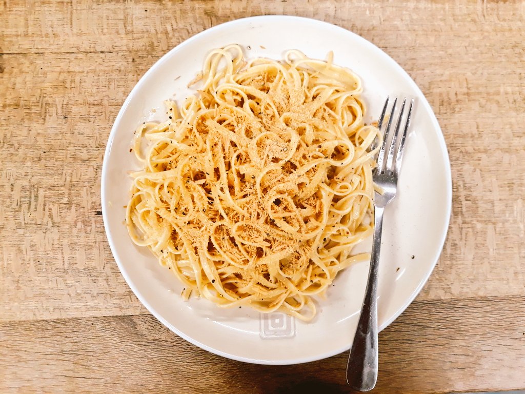 wanderinggannet's tweet photo. Spaghetti aglio e olio for dinner tonight, topped with nooch because I can't ever resist. Comfort food x100 😋 https://t.co/T6PZuRdsBW