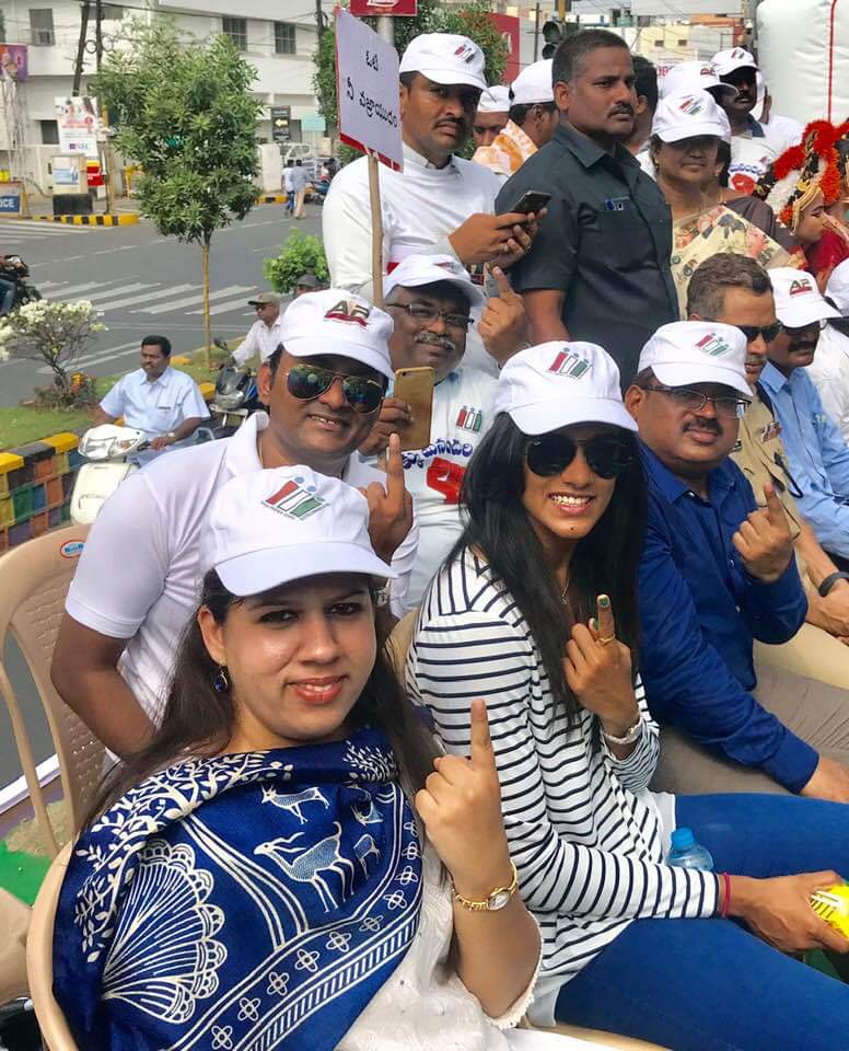 APFirstJac's tweet photo. Tarun Kakani In the procession along with PV Sindhu and Collector Sri #Imtiaz IAS, JC Smt #KritikaShukla IAS,VMC Commissioner Sri #Ramarao IAS , Vijayawada Police 🚨 Commissioner Sri #DwarakaTirumala Rao 
Dy Collector Sri #Khajavali https://t.co/t1pWJc5rka