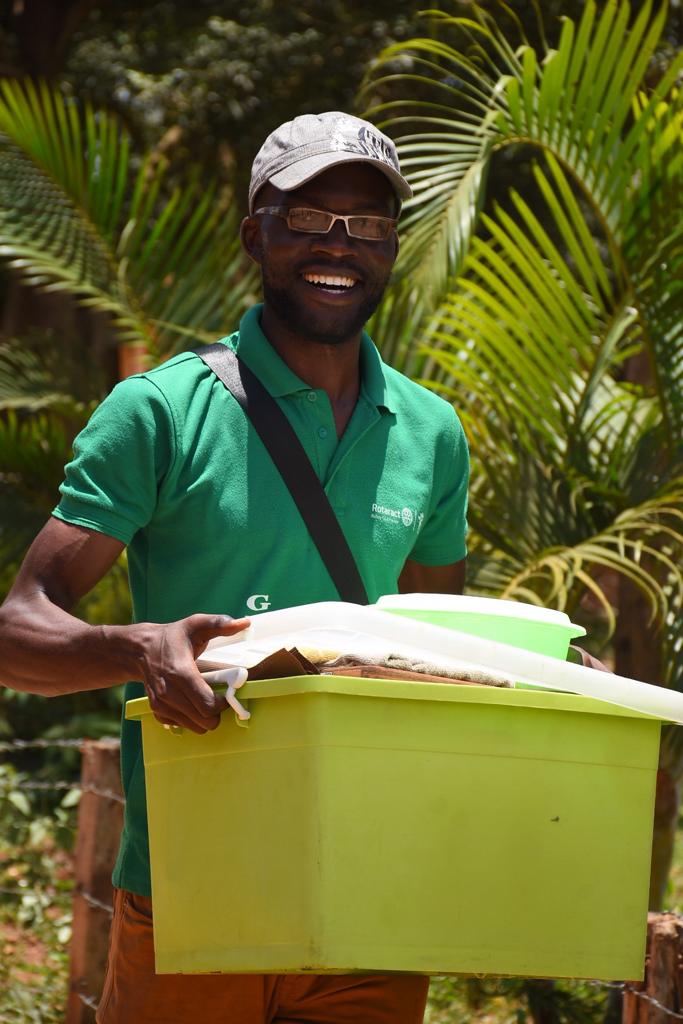 AbasBwana's tweet photo. Duty Calls
The #UgandanDream is farfetched but visible. My hustle is restaurant business.
This is the smile I wear while working on your #PillawoFriday from @BitesCottage 
Try my Pillawo this Friday at only 6k &amp; delivered to you around the city center
#UOTDrive #UOTBusinessDrive https://t.co/e06WJMkunh