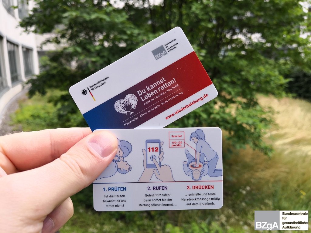 bioeg_de's tweet photo. #Wiederbelebung: Die neue #BZgA-Infokarte für die Brieftasche zeigt die wichtigsten Schritte der Laienreanimation. Die Kurzanleitung gibt es kostenlos unter: https://t.co/d3hy4p15by #prüfenrufendrücken #NAWIB https://t.co/pImdc9AfQT