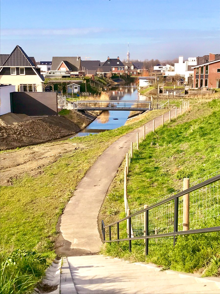 goesegezant1's tweet photo. In wijk de #Mannee te #Goes (noord-oost) worden de laatste kavels volgebouwd. Tijd voor afronding van de “zachte infrastructuur”. In de afgelopen weken zijn zo’n 5 (wandel/fiets)bruggen geplaatst. Vele leuke wandelrondjes binnenkort mogelijk! https://t.co/RtKHrAABqd