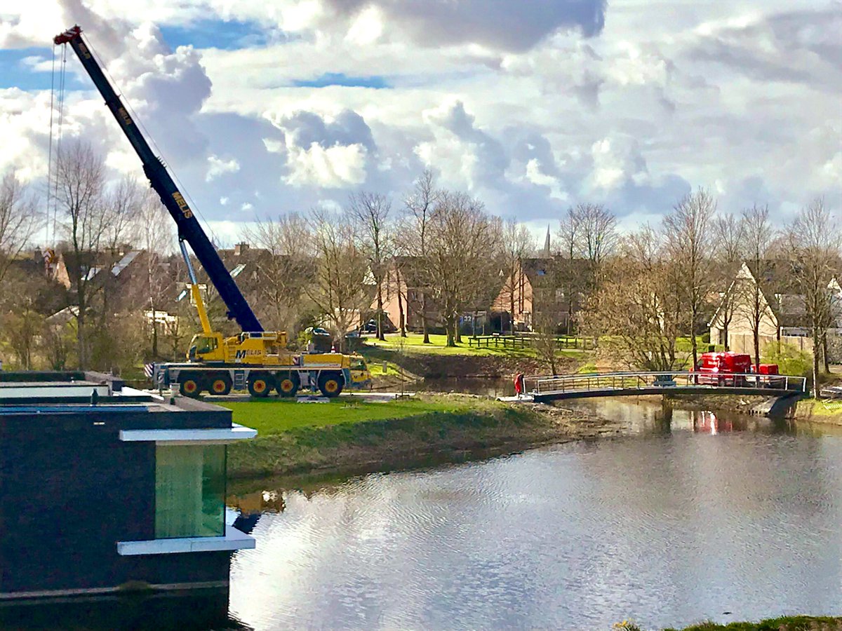 goesegezant1's tweet photo. In wijk de #Mannee te #Goes (noord-oost) worden de laatste kavels volgebouwd. Tijd voor afronding van de “zachte infrastructuur”. In de afgelopen weken zijn zo’n 5 (wandel/fiets)bruggen geplaatst. Vele leuke wandelrondjes binnenkort mogelijk! https://t.co/RtKHrAABqd