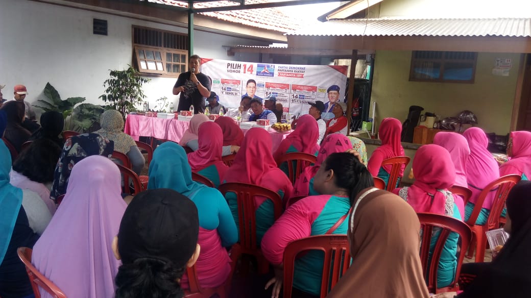 Ini saat sosialisasi di Pondok Gede Bekasi, Bersama sahabat saya Sodikin.

Uniknya, mereka mendekor tempat tsb dgn nuansa warna pink &amp; biru, sampai para emak-emak yg hadirpun kompak mengenakan seragam pink 😘

#latepost
#Sosialisasi
#CalegDepokBekasi
#PrabowoSandi
#DemokratS14P