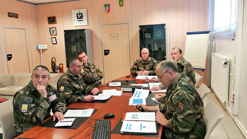 comlogterre1's tweet photo. Aujourd'hui 19 mars, le 15è comité des réserves du #COMLOG est présidé par le GDI BACQUET. Point de situation RH, équipement, engagement de la réserve avec un focus sur la montée en puissance du détachement de liaison d'aide à l'engagement du #515RT et le contrat ops du #24RI https://t.co/7VUO69Uqhz