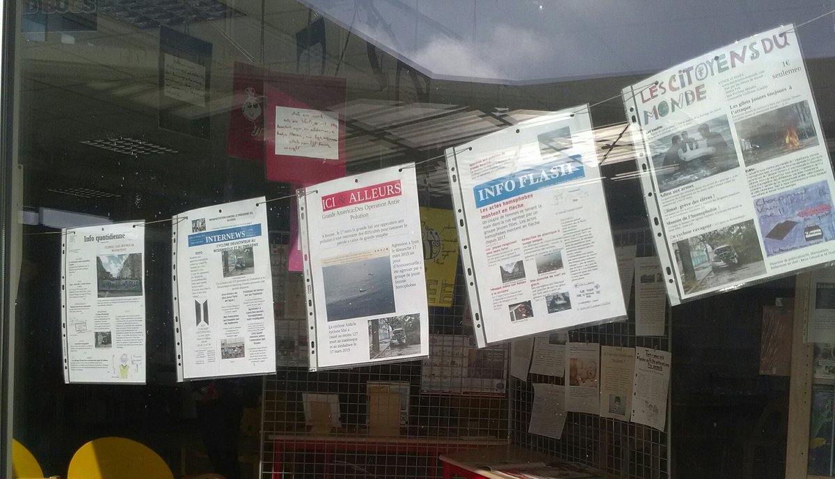 JeanZayNiort's tweet photo. La #semainedelapresse a commencé au CDI avec la participation hier des 4B et 4F au concours #faiteslaune du @ClemiPoitiers et la mise en avant de différents documentaires sur le travail des journalistes. #emi https://t.co/61eM22Kzop