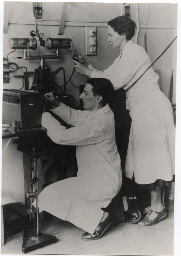 MMSCWarsaw's tweet photo. 119 lat temu urodził się Frederic Joliot-Curie. Fizyk, laureat nagrody Nobla i... zięć Marii Skłodowskiej Curie.
Today is 119th anniversary of Frederic Joliot-Curie birthday. Physic, Nobel Prize Winner and... son-in-law of Maria Skłodowska-Curie.
#FredericJoliotCurie https://t.co/1vSj8zYzYK