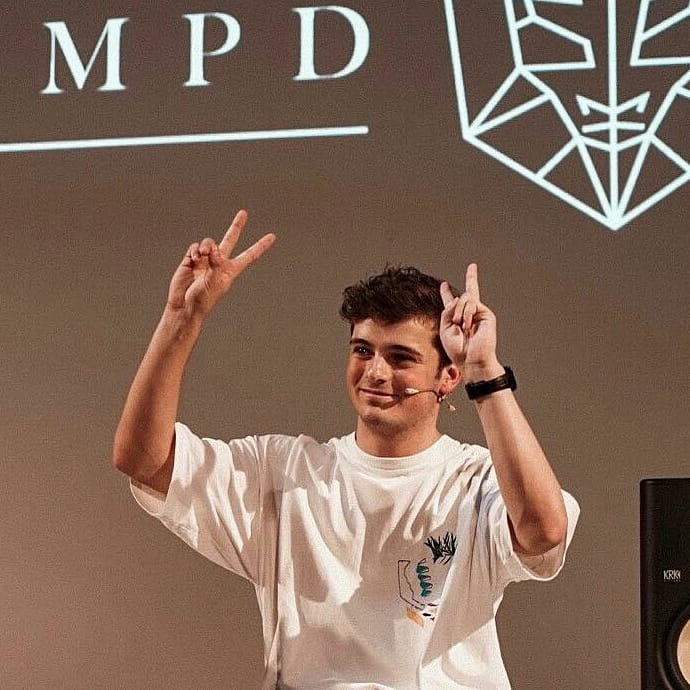 mgarrixunity's tweet photo. Have you been into the @MartinGarrix     Q/A It was dope and i love it soo much ❤ and he was busy with all #garrixers / #martingarrix #dancefair #teamgarrix #tweet #martingarrixunity #chill ✌ https://t.co/woNAcXJcRe