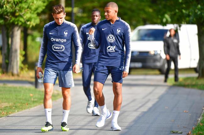 SuperCazarre's tweet photo. "Ocampos sérieux, il se prend pour qui avec ses stats d'arrière latéral ?

T'as trop raison Kylian.

Et l'autre Strootman là, qui se fait piquer sa place par un minot et qui fait le chaud...

Mdr mais c'est trop ça en plus !

Et toi demande à être transféré cet été.

D'accord." https://t.co/tD4uoF3YQD
