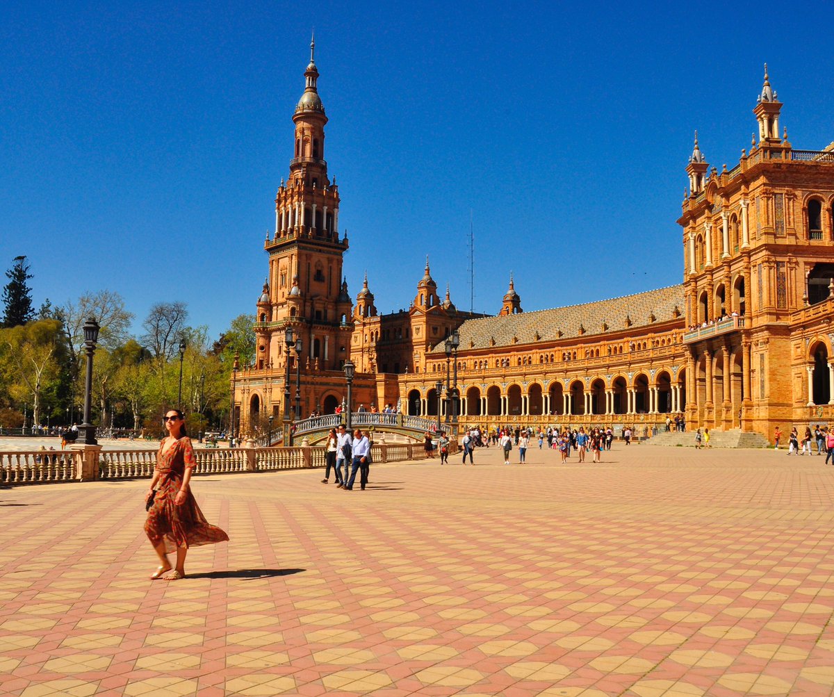 MarieR001's tweet photo. She walks that walk... #photography
 
 📍Plaza de España, #Sevillahoy 
📸 Nikon D90 https://t.co/HEIJBbLis9