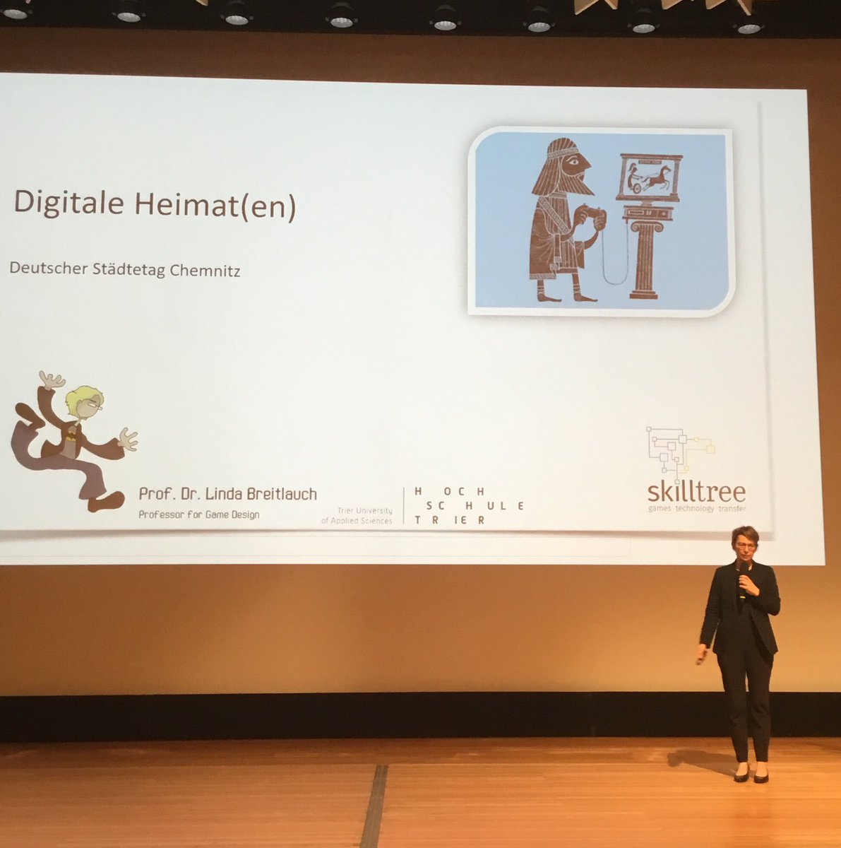 Land_der_Ideen's tweet photo. Schön, dass man überall auf bekannte Gesichter trifft. Inspirierender Vortrag von #dmp18-Jurymitglied @L_capitana Prof. Linda Breitlauch auf dem #Stadtmarketingtag 2019 in #Chemnitz https://t.co/w5wD6ulP7a