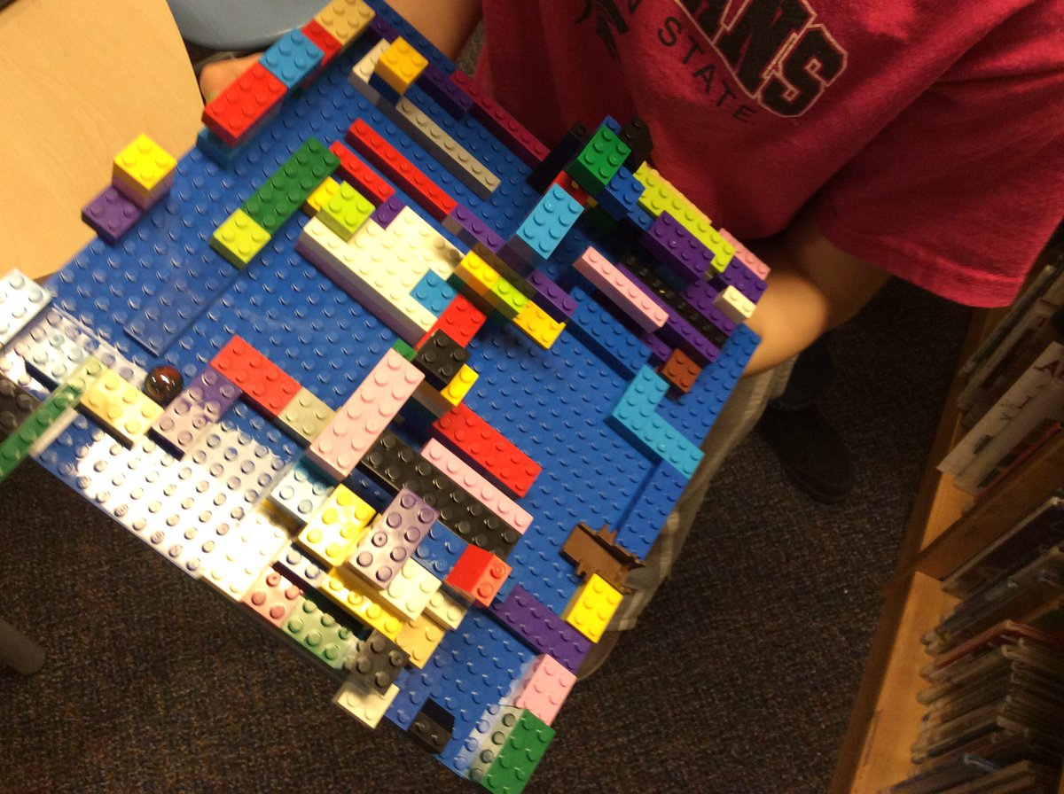 MrSauve_Waverly's tweet photo. #WaverlyEDU 2nd grade Ss using trial & error to craft #legotiltmazes. Love the #creativeprocess when young minds are working together. Shoutout to @garymdonahue for sharing this awesome idea! #whatdoeslearninglooklike https://t.co/NkRlhAljGU