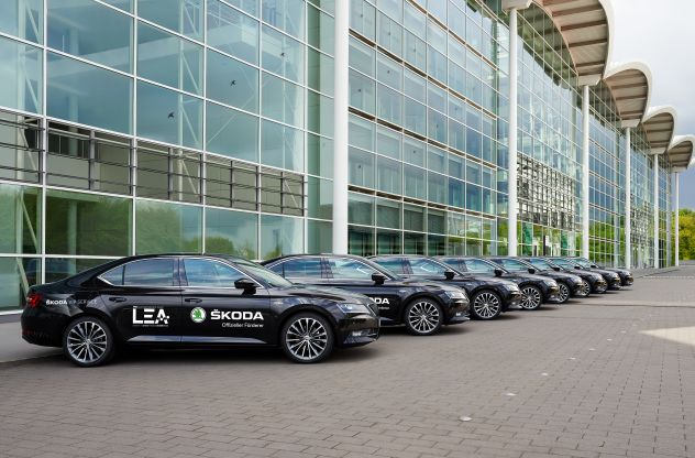 skodade's tweet photo. Auch dieses Jahre fahren die #SKODA VIP-Shuttles die Gäste des @prg_lea zum roten Teppich. Ihr wollt am 01.04. gerne mit dabei sein? Dann bei @tvspielfilm mitmachen! #skoda #PRGLEA #redcarpet #frankfurt https://t.co/Pyh4tC9ppZ