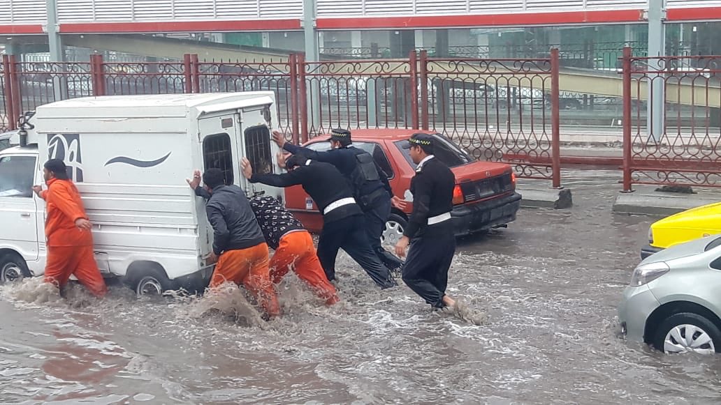 IftikharFirdous's tweet photo. The KP traffic police PR is concentrated on pushing cars out of water on the BRT route. Even the spin doctors have gone for a spin themselves with such disastrous planning. https://t.co/NGeiiqQq70