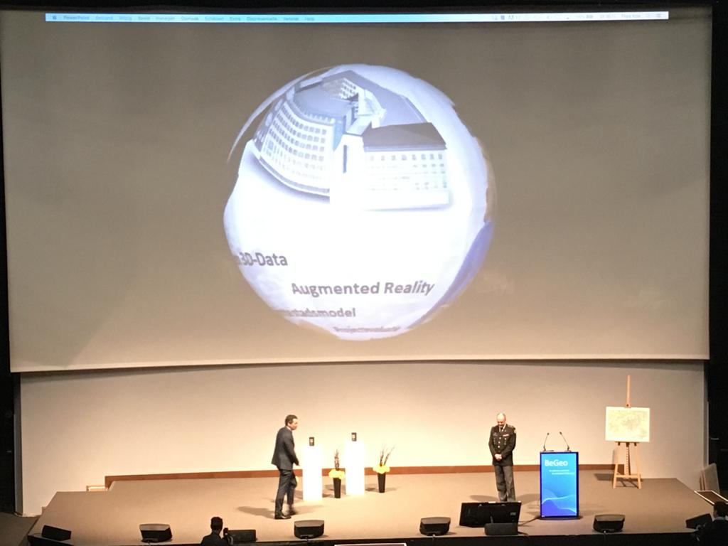 Prijs van de jury / prix du jury: Inzet van Augmented Reality bij projectevaluatie en interactieve communicatie op basis van open 3D-Geodata en zo met behulp van 3D game-engines en hololenzen in co-creatieve processen, een tijd-ruimte stadsmodelcreëren