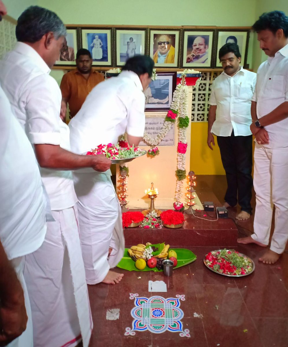 emurali39's tweet photo. திருவாரூரில் அன்பு #தளபதியார் 
திருமதி துர்காம்மா அவர்கள்…

உடன் அண்ணன் #இளைய_அன்பிலார் அவர்கள் https://t.co/L56rBngUV6