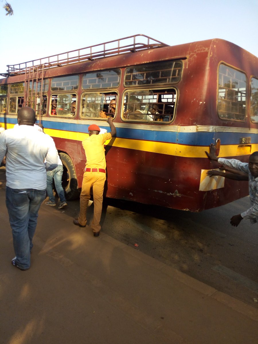 _lonely_Ugandan's tweet photo. Uganda zabu😂😂😂😂😂
the prison policemen had to push a prison bus as the prisoners were comfortably seated enjoying  the ride https://t.co/7JitaRUXj4