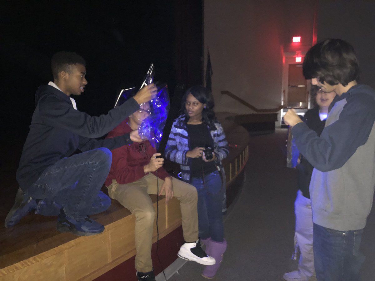 MrsEDesignTeach's tweet photo. Light painting with a photography class that is so creative and is loving to experiment with this art form! #shsindianpride #scpsva https://t.co/3EFD9hTW0D