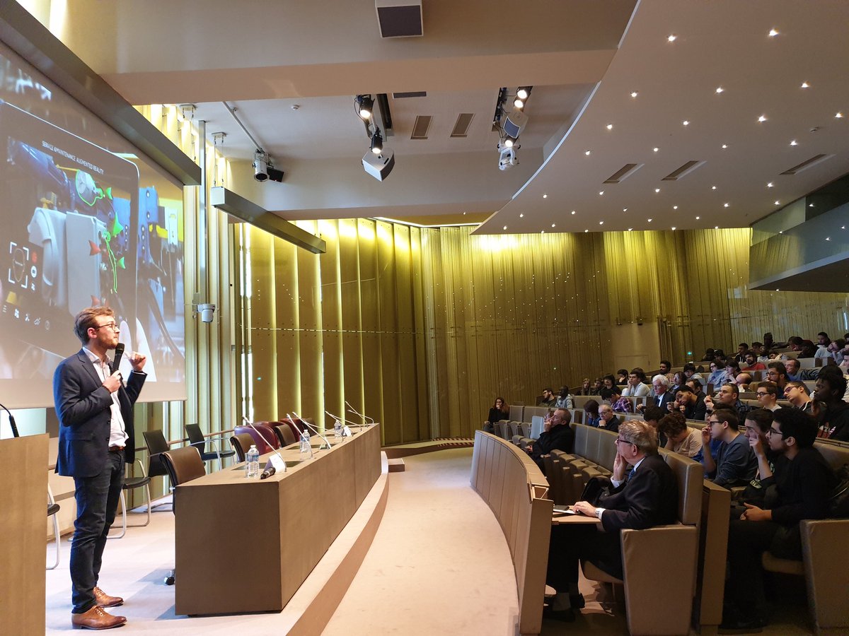 Academie_Paris's tweet photo. "Technologies pour l'Industrie du Futur, de quoi s'agit-il ? Et si on découvrait ensemble la maintenance prédictive?" Guillaume Le Vézouët @GLVBZH, co-fondateur de CYM @CYM_IoT, donne des clefs aux élèves pour comprendre le monde de demain. #SemaineIndustrie cc @Pierre_BODENANT https://t.co/4W9icb35Oo