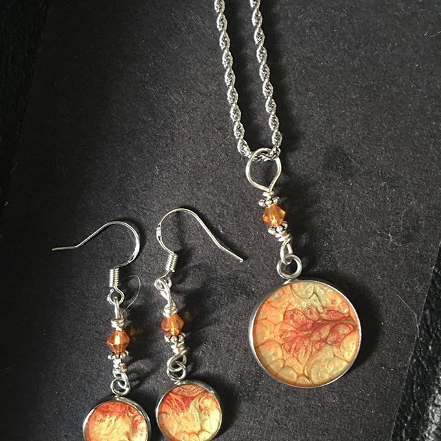 Buggys_Art's tweet photo. More of the new line 
#handmadejewelry #buggysart #touristseason #gananoque #1000islands #lifeontheriver #pebeo #handpaintedjewelry #sterlingsilverwire #swarovskicrystals https://t.co/ALis6PyG4d