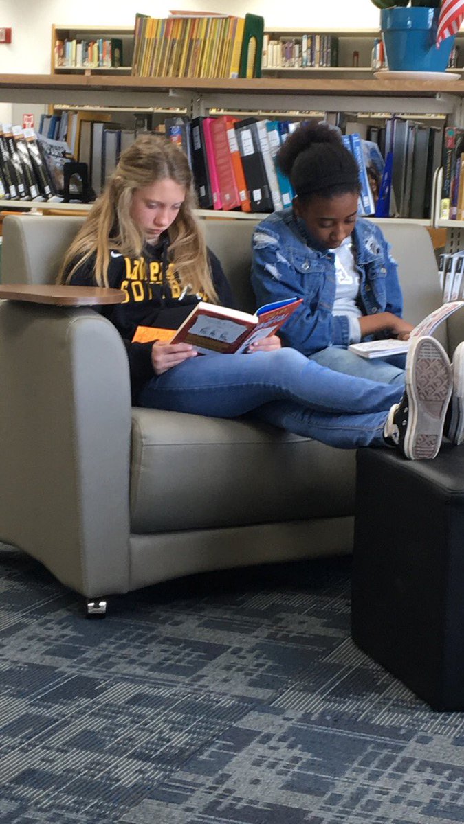 MsWhitty67's tweet photo. @laker_media @CommonSenseEd @alanhagen After they finish their lesson, they enjoy checking out books and reading! https://t.co/vMmFmRgChB