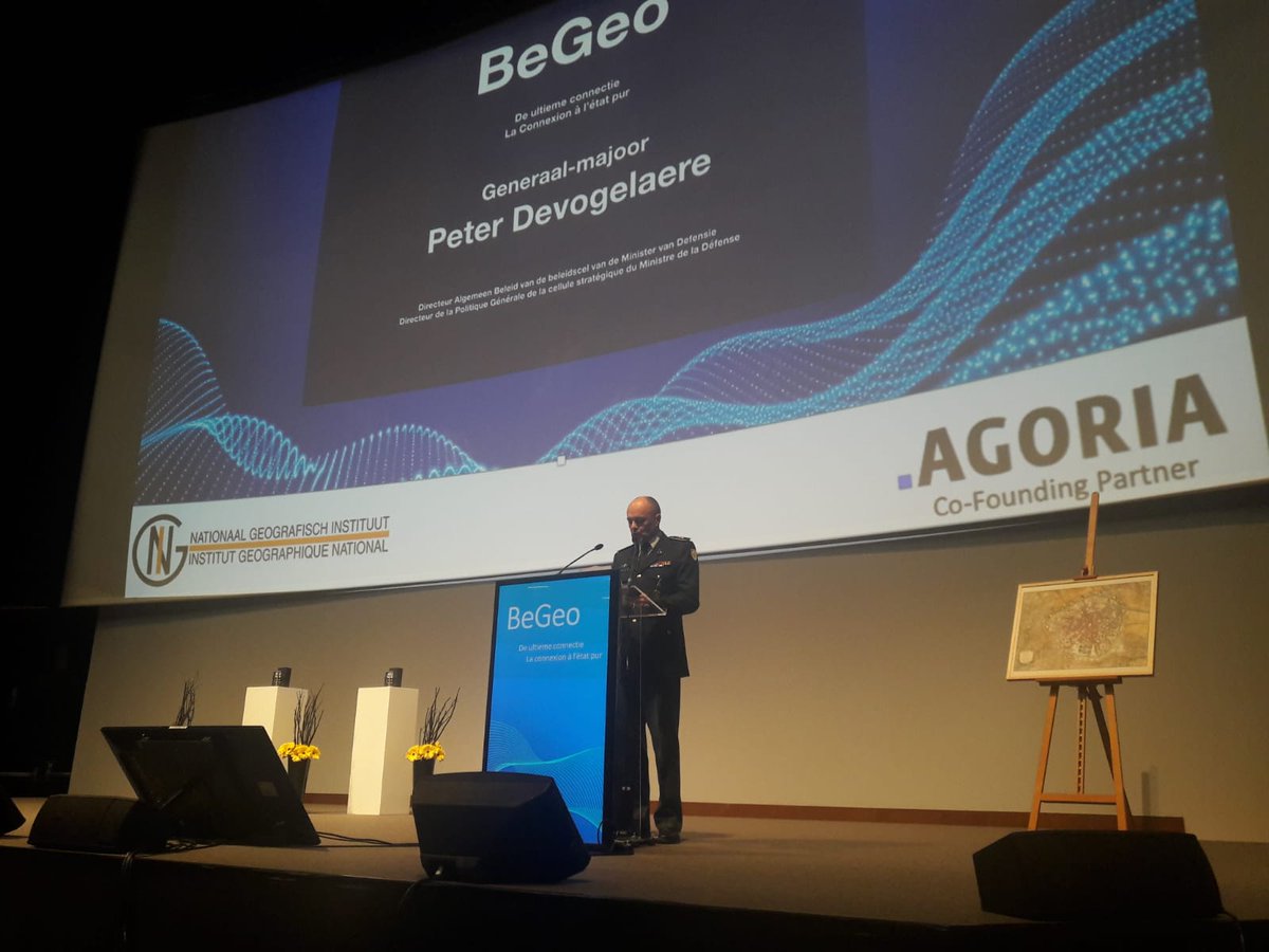 Minister Reynders kan er niet bij zijn en daarom neemt generaal-majoor Peter Devogelaere het woord. / Suite à un empêchement du ministre Reynders, le Général-major Peter Devogelaere prend la parole.