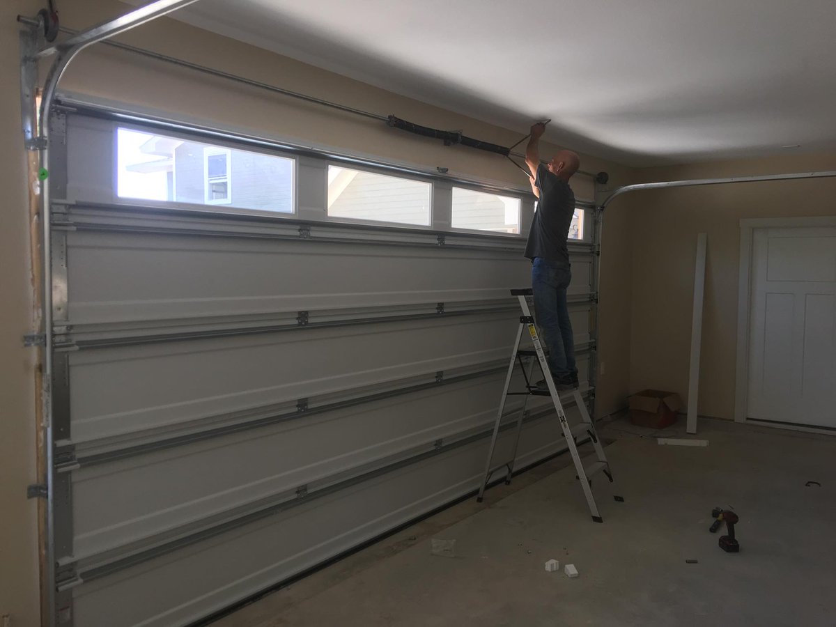 MikesOverheadD3's tweet photo. Wayne-Dalton 9605 installation Azle, Texas 
#Garagedoors #Residential #Garage https://t.co/CRzX6xJE8K