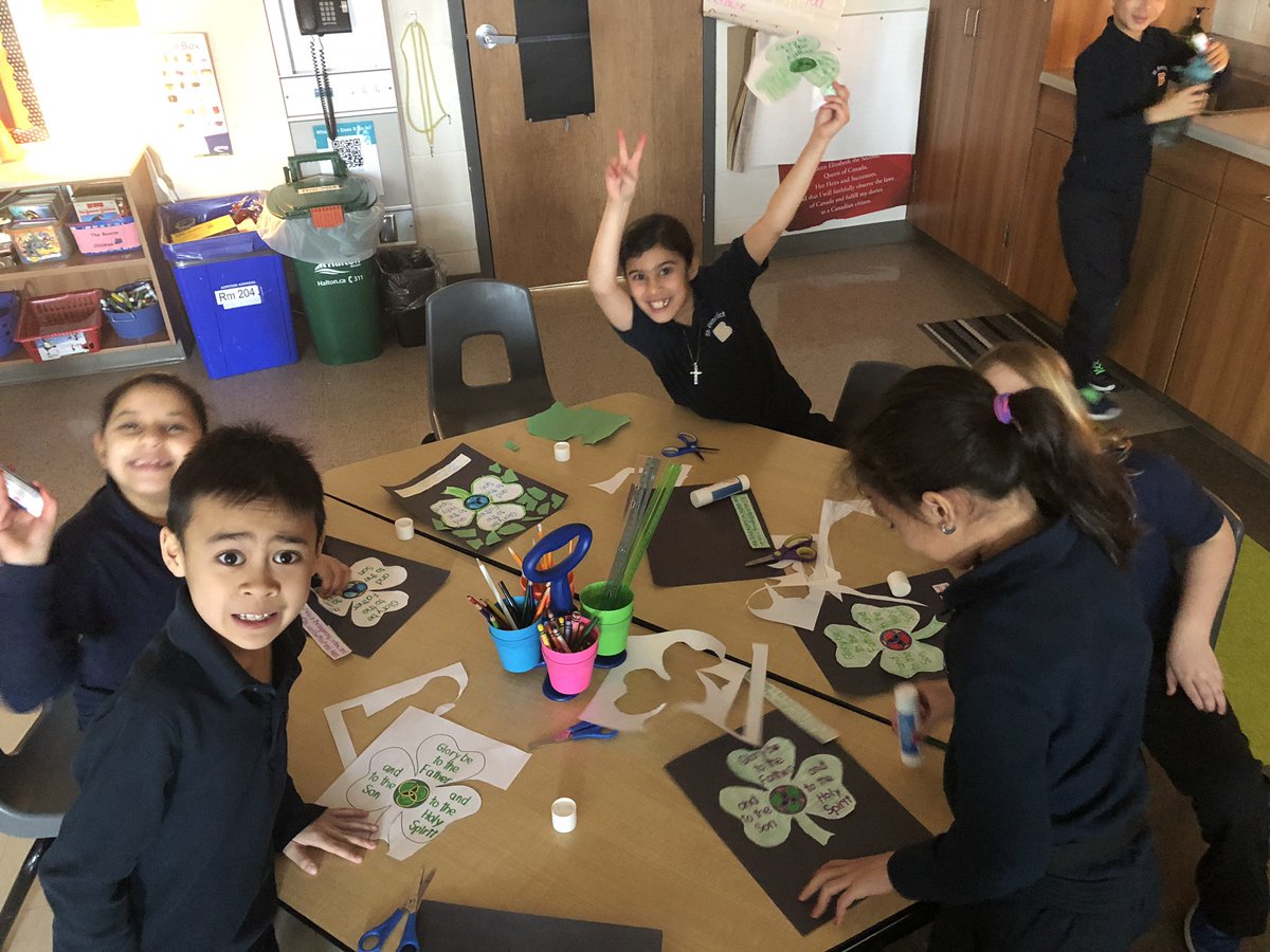 MrsE_DeBellis's tweet image. We can use the clover to help us understand the Blessed Trinity: God the Father, the Son, and the Holy Spirit #CatholicTeachers #BlessedTrinity @HCDSB @StBeneHCDSB