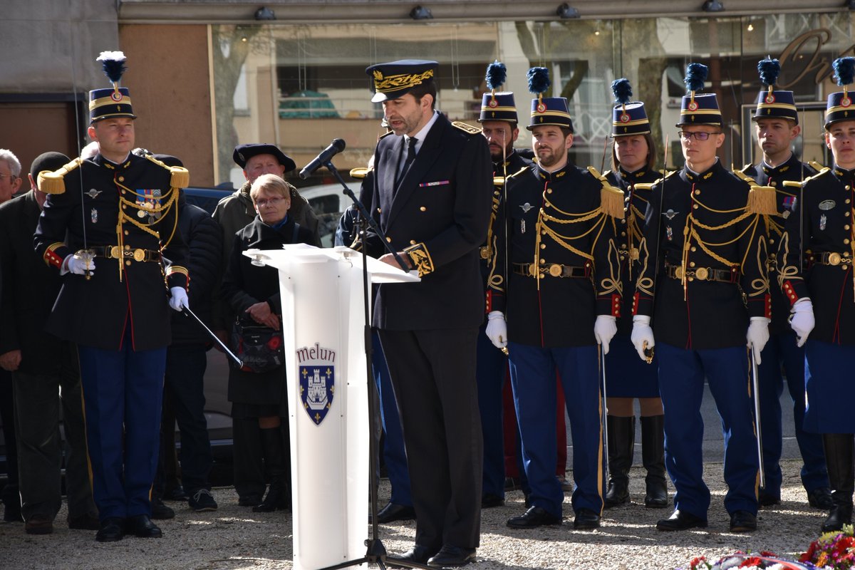 Prefet77's tweet photo. [#Cérémonie77] Lecture du message d'hommage de @gdarrieussecq par P. Courtade #DirCab77 lors de la Journée d'Hommage aux Victimes civiles et militaires de la #GuerredAlgérie et des combats en Tunisie et au Maroc et remise d'une 🎖️ par le #DMD77 adjoint à un ancien combattant https://t.co/ffAk2VSYB8