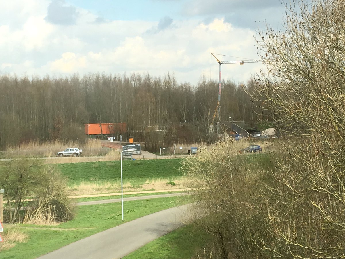 Jacqvandongen's tweet photo. Even langs de bouwplaats van het autarkisch gebouw Hooge Nesse. De vloer vordert, kozijnen geplaatst, dak wordt groen en beloopbaar.  @NatuurZ bouwt circulair, niet gemakkelijk, wel duurzaam. @HoogeNesse 👍👍 https://t.co/qa8Re4xHVp