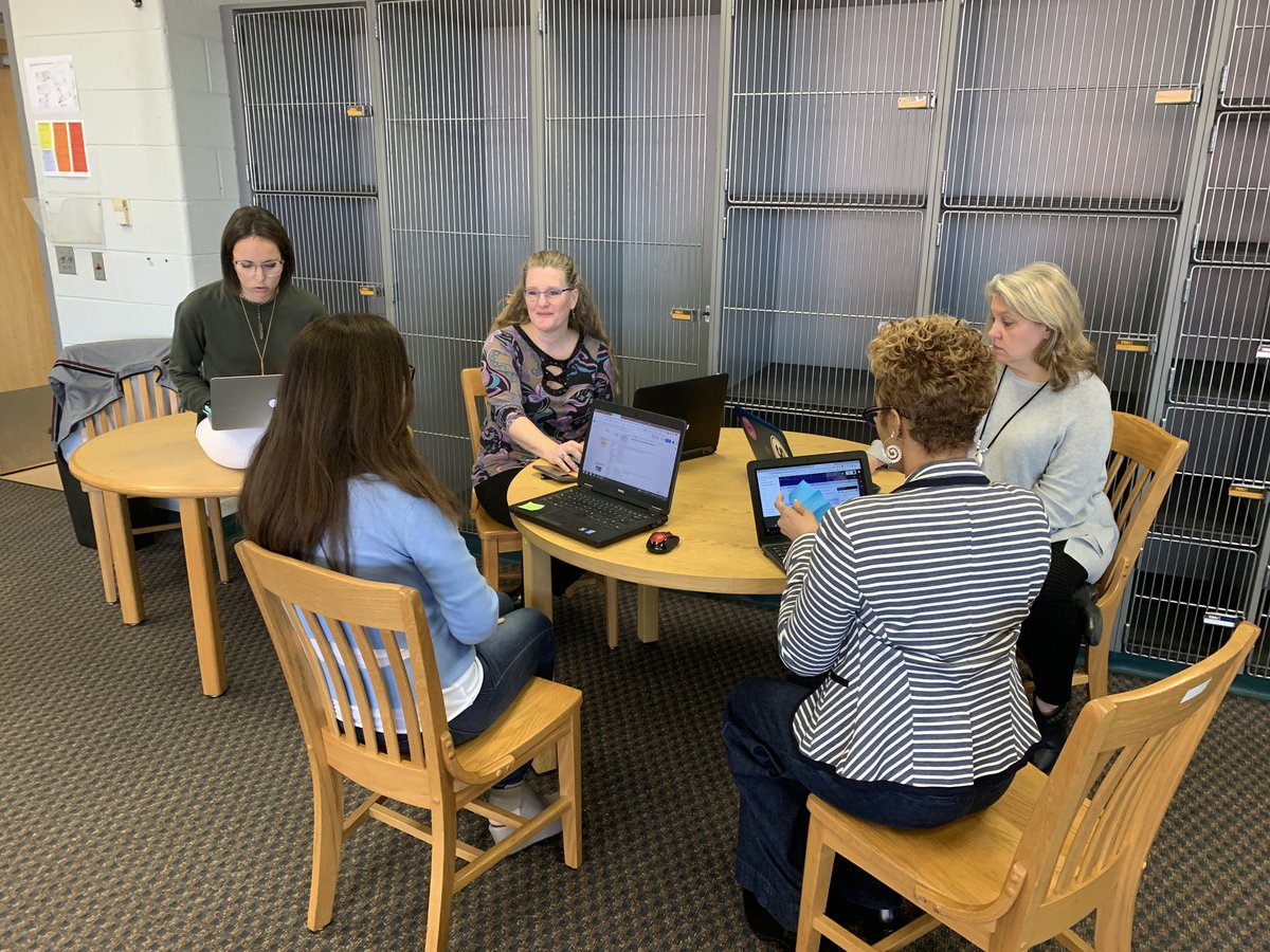 kelli_lane's tweet photo. Today the secondary #hcseli design team is learning all about AI through the innovative designer strand of #aldlcs. Teachers are reflecting on #googleai experiments. https://t.co/kqS64GM8PU