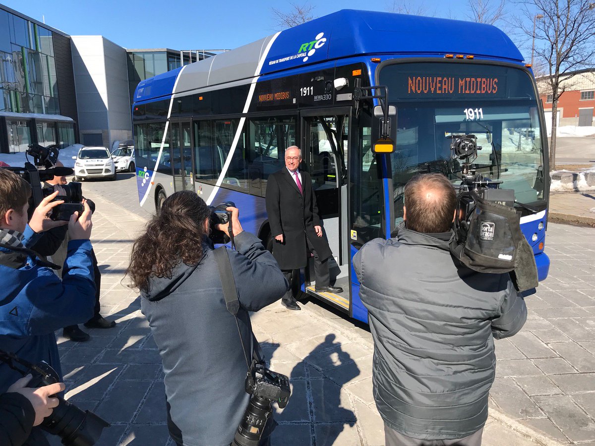RTCQuebec's tweet photo. Ce matin, Rémy Normand, président du RTC, a présenté le midibus à la presse. https://t.co/WNJ8v5OCfp https://t.co/lZyxobJjp8