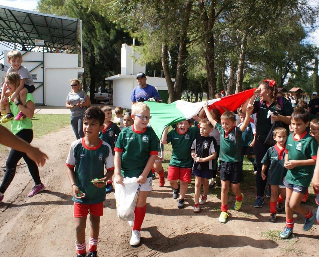 JockeyVM's tweet photo. Rugby Infantil

Así comenzó la fiesta

El sábado el primer equipo triunfó ante Tala RC 34-28 y la previa contó con mucho color . Acompañados por las profes @Memiferreyra  y Sofía Archerito, el hípico saltó al campo "custodiado" por un cordón de chicos y papelitos. Bravo!!! https://t.co/Lr2kWGR0Vx