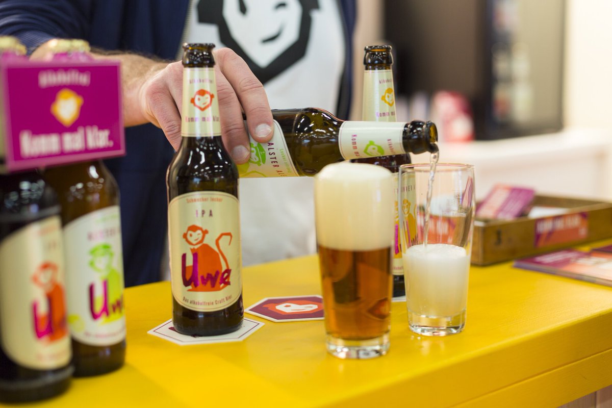METRO_DE's tweet photo. In der Newcomers Area der #INTERNORGA2019 treffen wir einige Teilnehmer unseres #startup Regals, z.B. Anna-Kathrin Moss, Philip Wimberg und Laia Gonzalez (v.l.) von #UWE - dem alkoholfreien Craft Beer. Die Sorten IPA und Summer Ale gibt es aktuell in ausgewählten Großmärkten /bh https://t.co/yXNsiwiftu