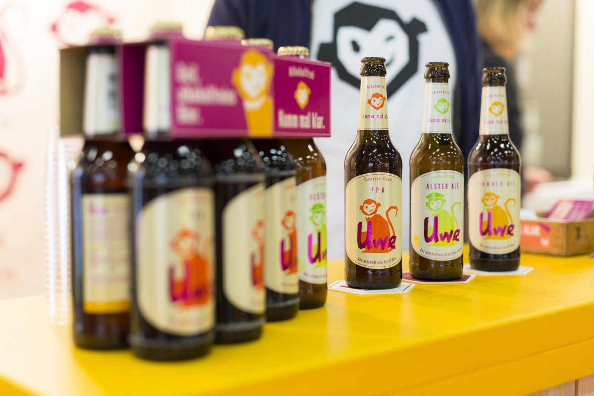 METRO_DE's tweet photo. In der Newcomers Area der #INTERNORGA2019 treffen wir einige Teilnehmer unseres #startup Regals, z.B. Anna-Kathrin Moss, Philip Wimberg und Laia Gonzalez (v.l.) von #UWE - dem alkoholfreien Craft Beer. Die Sorten IPA und Summer Ale gibt es aktuell in ausgewählten Großmärkten /bh https://t.co/yXNsiwiftu